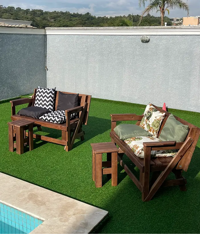 Banco que vira mesa montado como mesa em uma varanda pequena com plantas